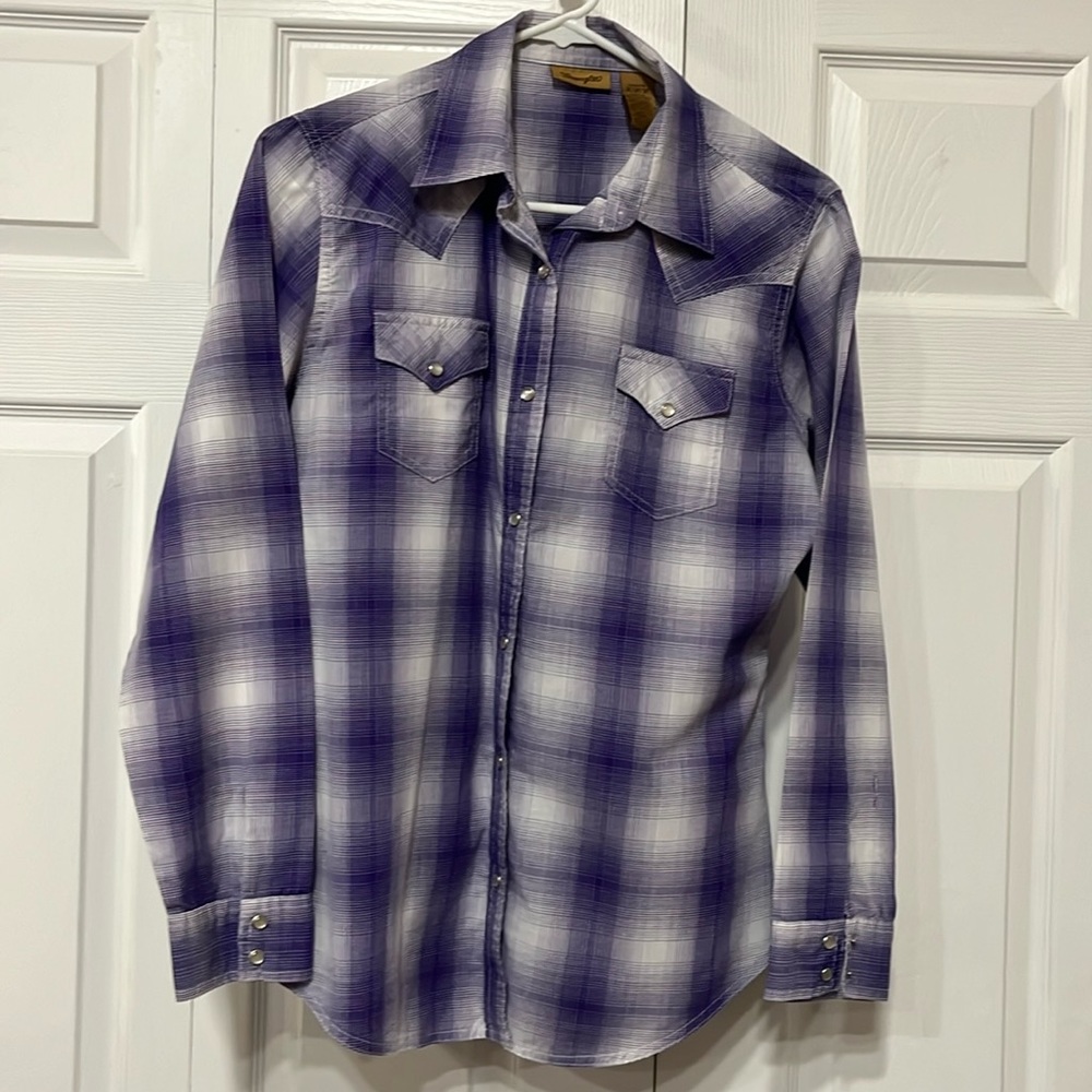 Wrangler women’s long sleeve button shirt size medium